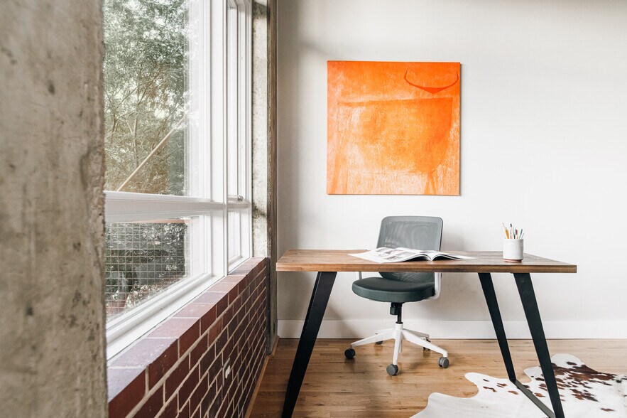 Building Photo - 2000 Little Raven St