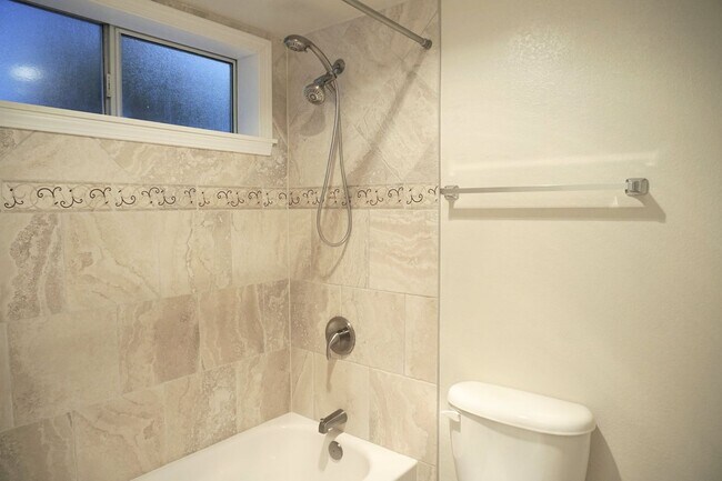 Building Photo - 15433 Country Club Dr