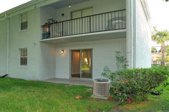 Building Photo - 2/2, updated, 1st floor condo, in Winter Park