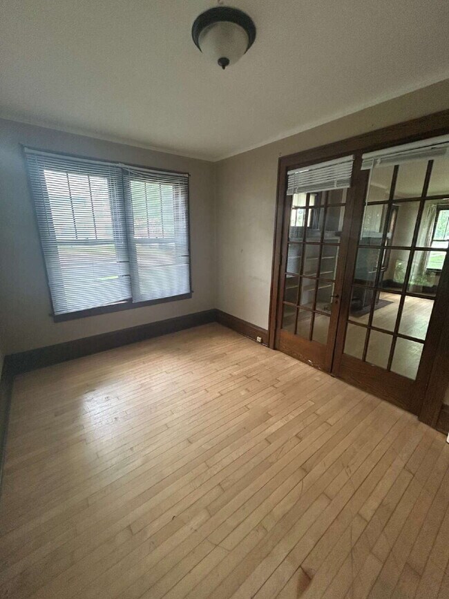 Building Photo - 4 Bedroom, 1.5 Bathroom - Available Now!