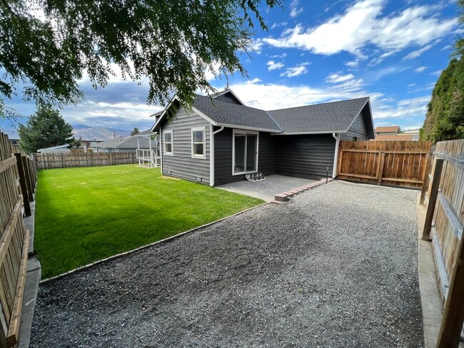 Building Photo - 610-612 12th St NE