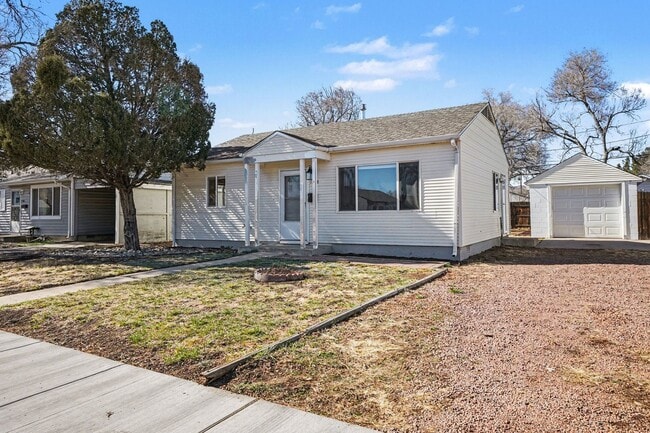 Building Photo - *2 Bedroom Detached Garage, Large Lot Updated and Clean**