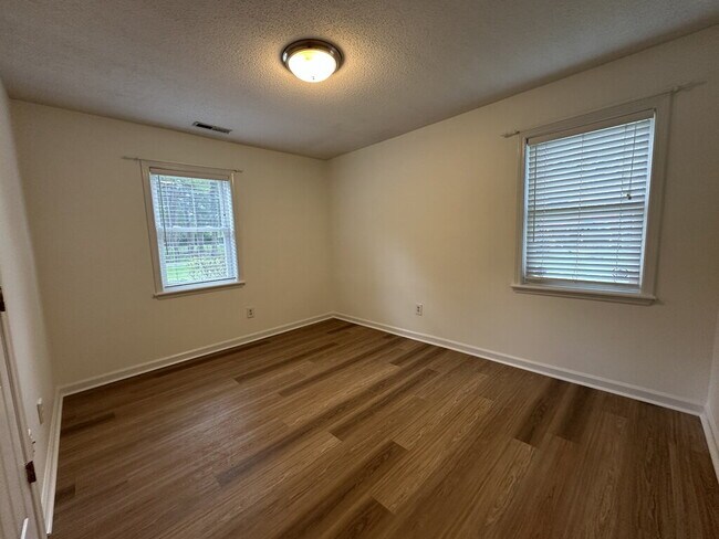 Building Photo - 409 Maplehurst Dr