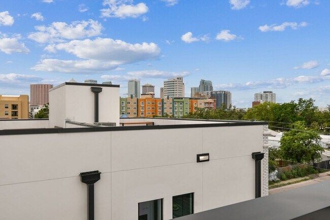 Building Photo - Canvas GWX