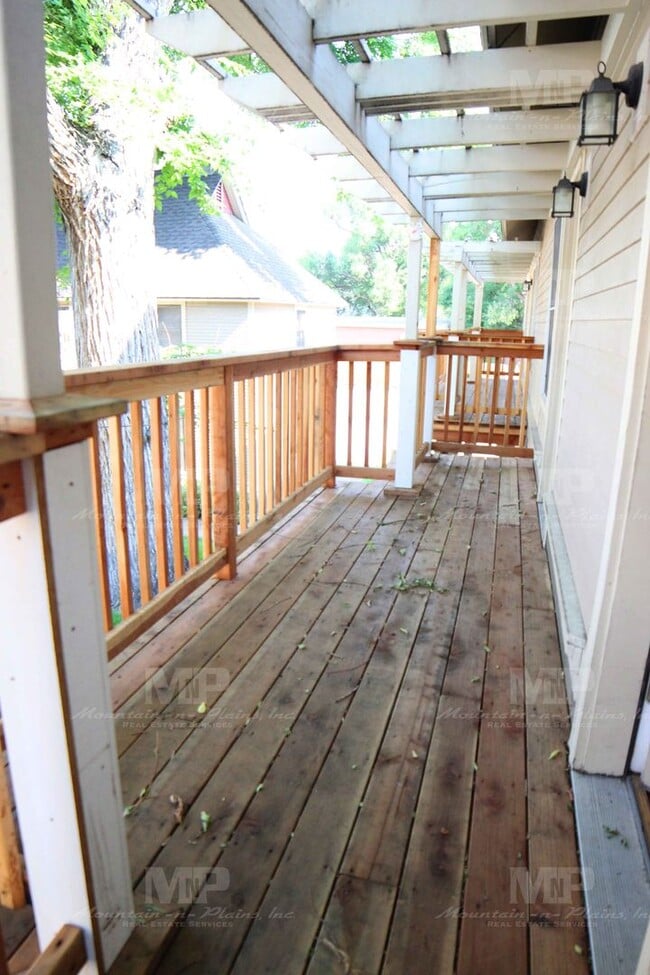 Building Photo - 320 W Laurel St