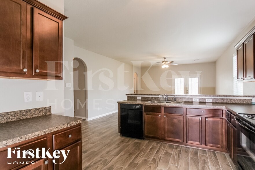 Building Photo - 5623 That Way