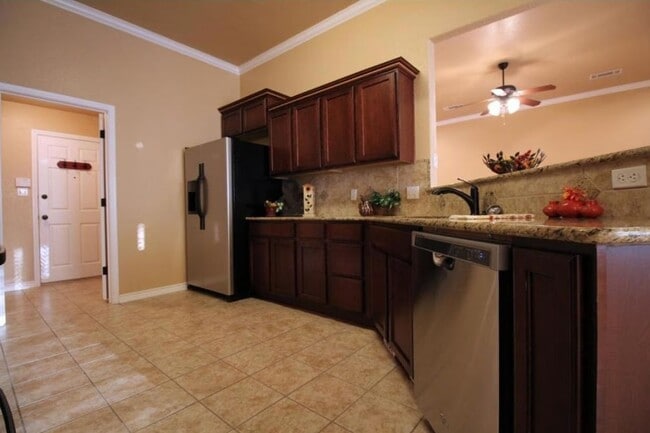 Building Photo - AVAILABLE NOW!