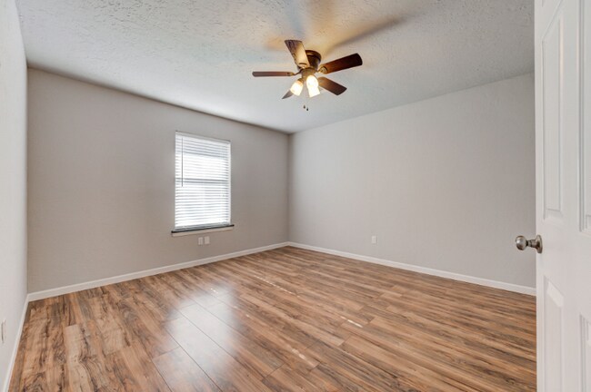 Building Photo - 812 Peregrine Dr