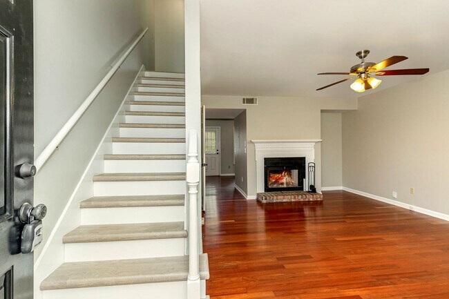 Building Photo - Donelson Freshly Updated 2 Bdrm Townhome Available Now!