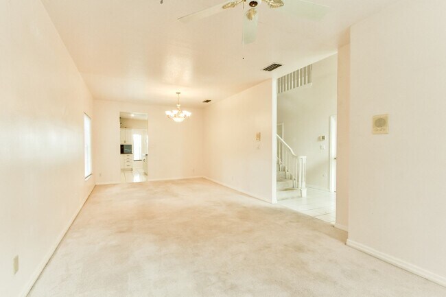 Building Photo - Beautiful Lake front home in West Kissimmee