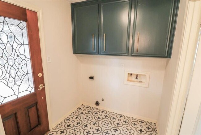 Building Photo - 15626 Canterbury Forest Dr
