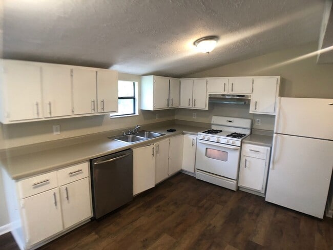 Building Photo - 3 bedroom one bath handy cap equipped