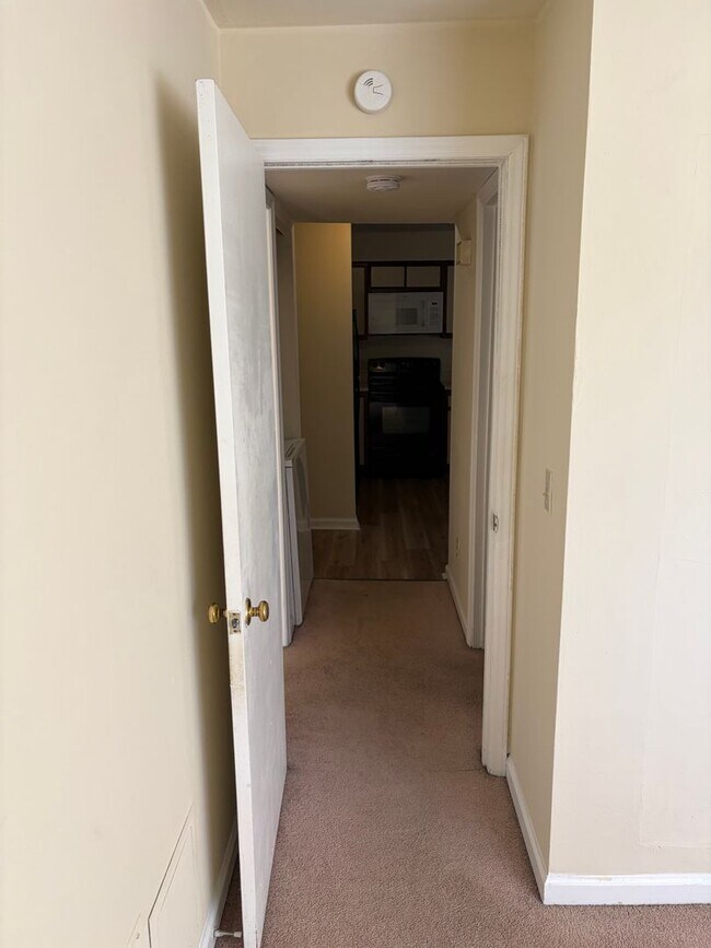 Building Photo - 4BR/2BA Near Virginia Tech | Bus Route, Laundry In-Unit