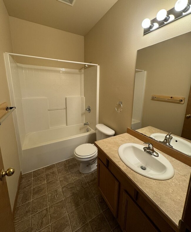 Building Photo - 4 Bedroom, 2 Bath House! Available to Rese...
