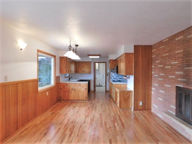 Building Photo - 3Bd/1.5Ba Single Story House - Available S...