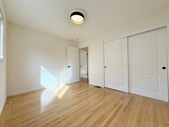 Building Photo - 705 Santa Rita St