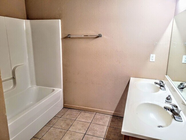 Building Photo - 109 Edna St