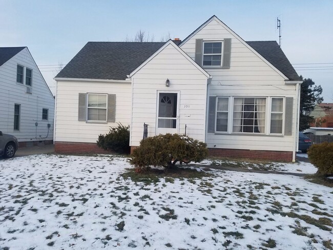 Building Photo - 4 bedroom, 2 full bath bungalow near Cedar and Warrensville