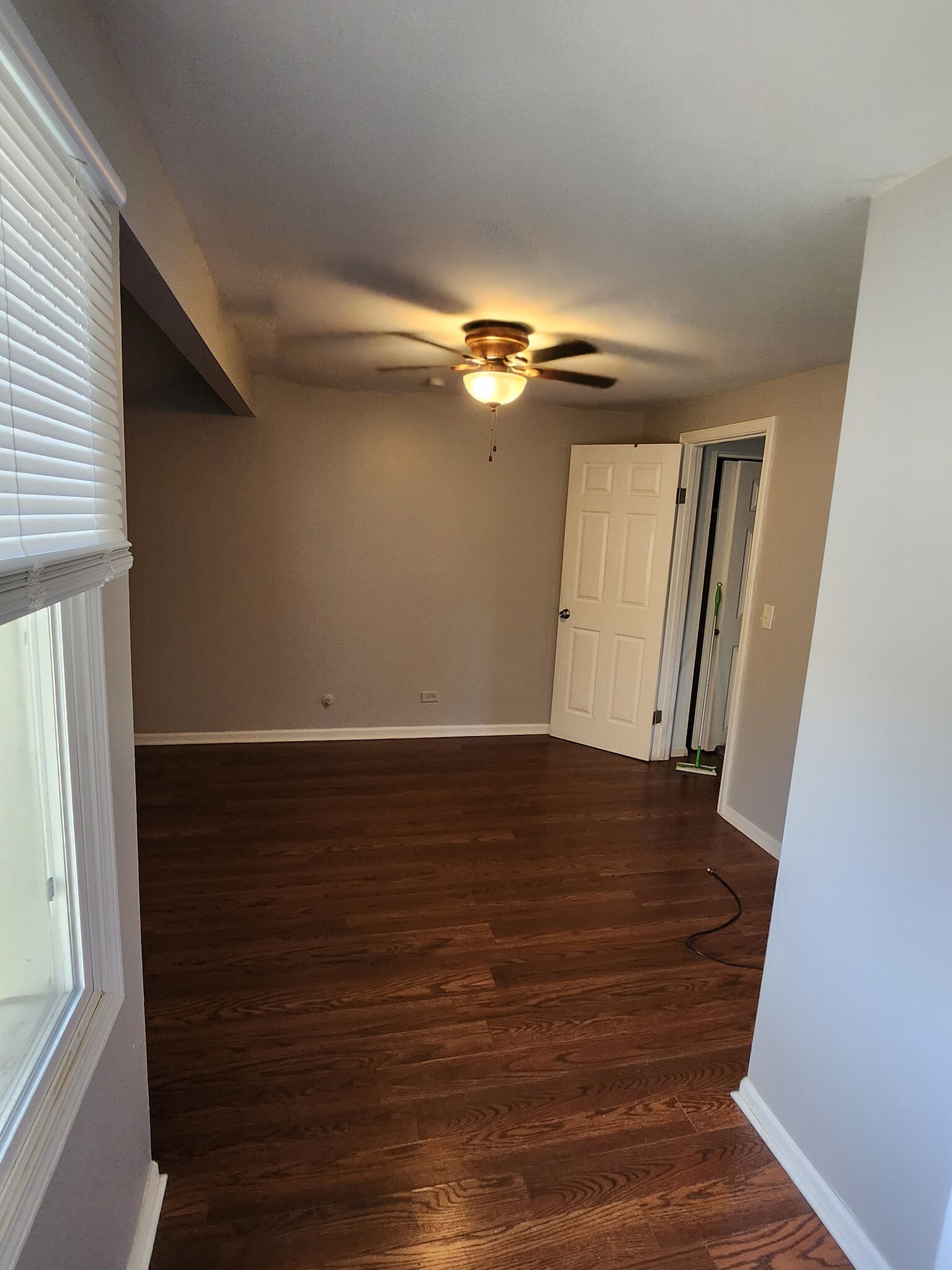 Master bedroom facing entry door - 910 Morningside Ln