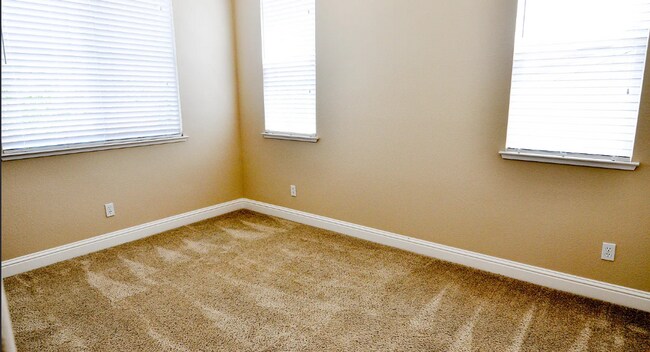 Building Photo - For Rent – Spacious 4-Bedroom Home with Bo...