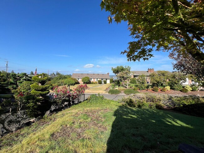 Building Photo - Stunning 4 Bedroom 2.5 Bath with Peek-a-Boo View of Puget Sound