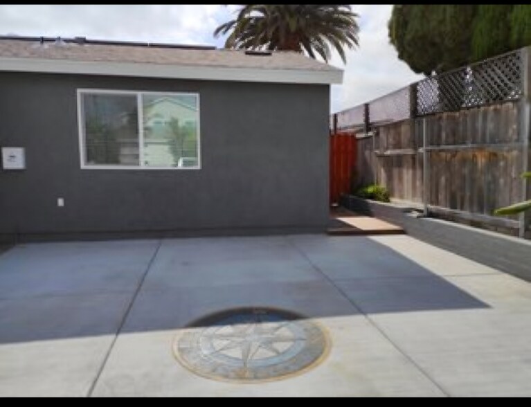 Building Photo - 4012 Epanow Ave
