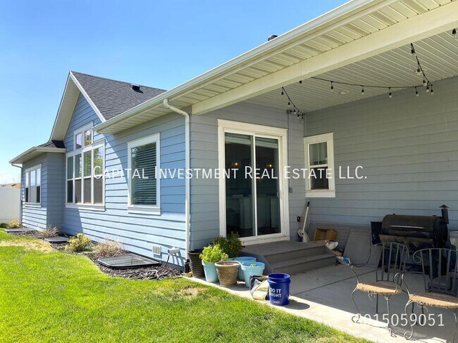 Building Photo - 224 E Pace Ln