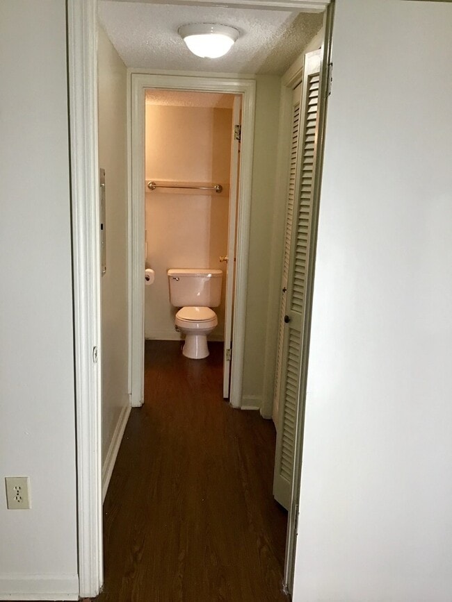 Building Photo - Beautiful 3 Bedroom Apartment. Great place...