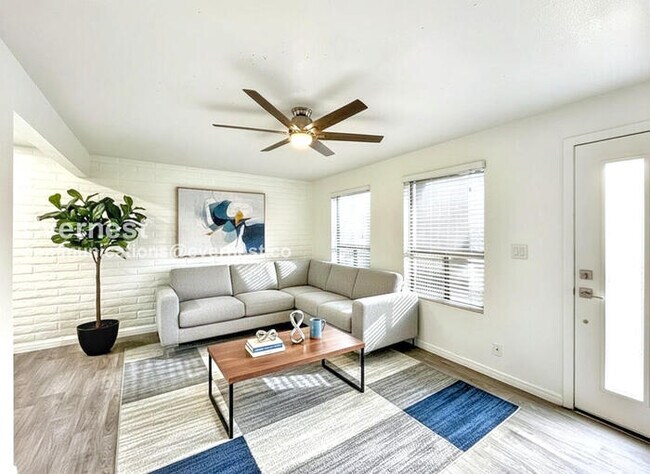 Building Photo - 534 E Huntington Dr