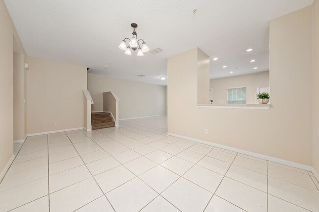 Building Photo - Town House 3 Bedroom and /2.5 Bathrooms. At Lee Vista area gated Community.