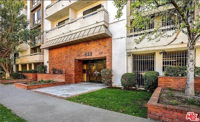 Primary Photo - 533 S St Andrews Pl