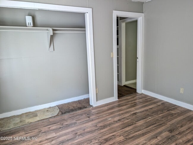 Building Photo - 220 2nd Way