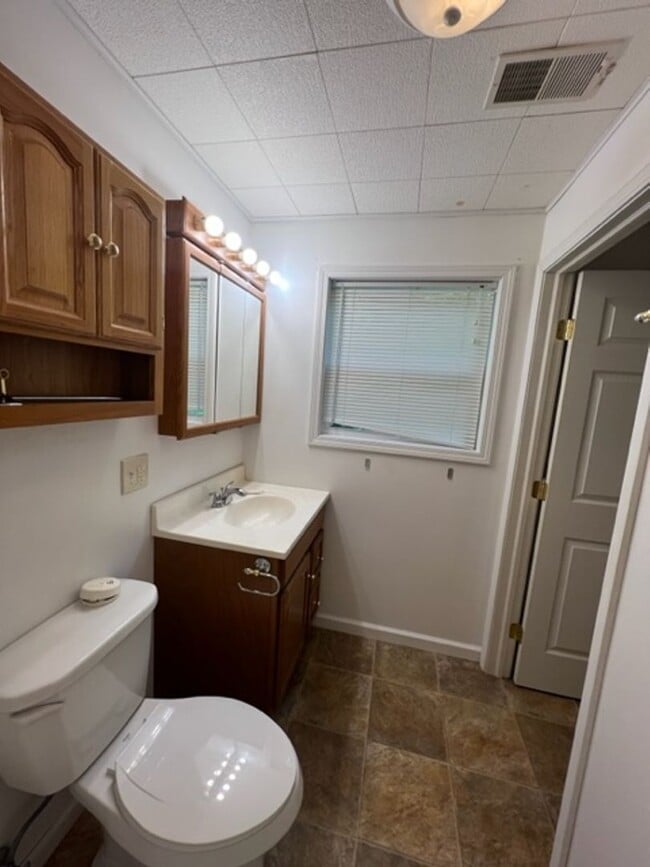 Building Photo - 2BR house near CofO!!!