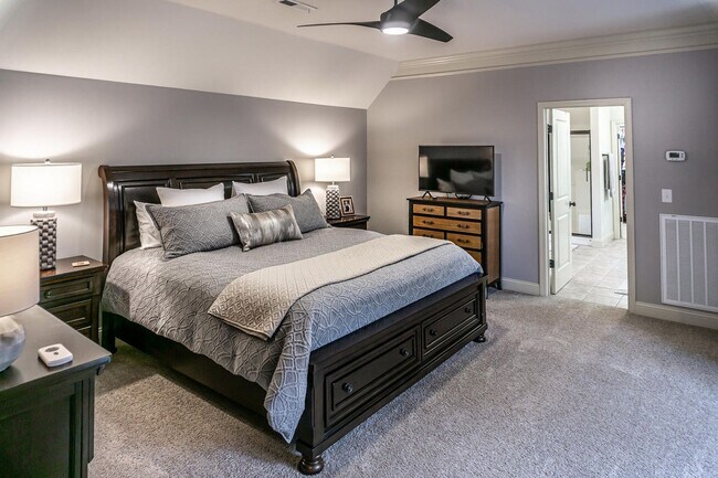 Building Photo - Stunning Custom Built Home in Ridgefields