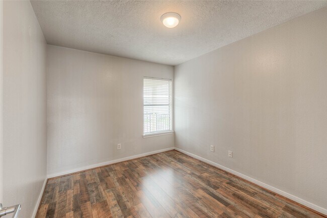 Building Photo - 445 Carolcrest Ln