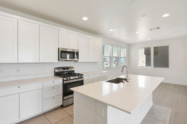 Building Photo - Summerlin Beauty With Bed and Bath On 1st Floor