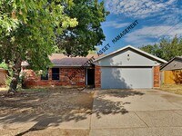 Building Photo - Alluring Single Family Home | 3 BR/2BA | 2-Car Covered Parking | Fencing wood