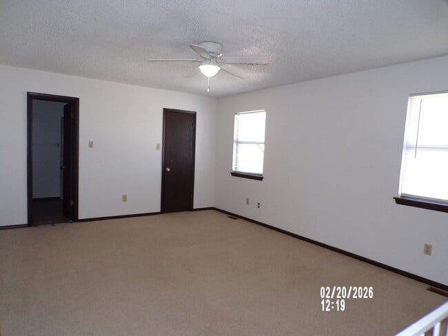 Building Photo - 2 STORY TOWNHOUSE , CLOSE TO SHOPPING AND RESTAURANTS