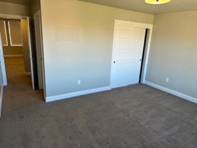 Building Photo - 4 Bedroom Condo With a Community Pool and ...