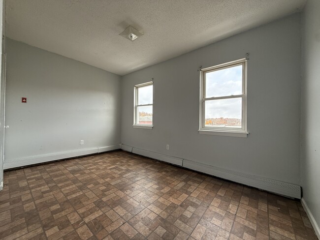 Building Photo - 132 Locust St