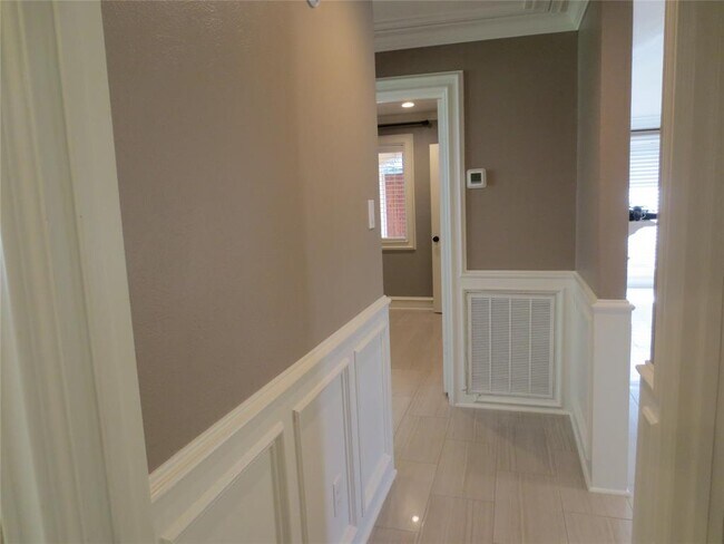 Building Photo - 8214 Split Oak Dr