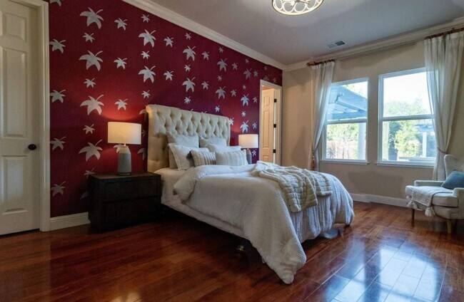 Building Photo - Pleasanton Ridge 5 bed/5 bath, Solar, Amen...