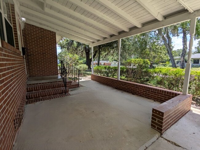 Building Photo - Adorable 3/2 with updated kitchen and full...