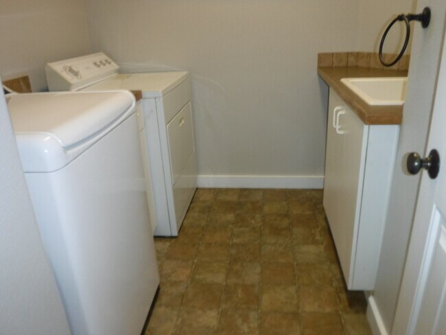 Building Photo - Beautiful 3 bed 2.5 bath home in the Cobblefield Crossing Subdivision in Meridian.