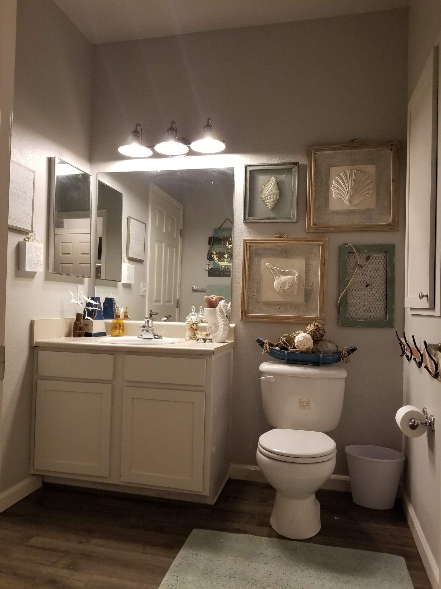 Guest Bathroom. Includes entrance from 2nd bedroom and hallway. This bathroom has a shower. - 6964 ASH CREEK HTS