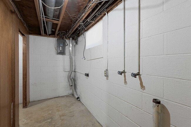 Building Photo - 375 S 44th St