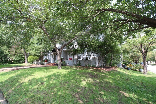 Building Photo - Charming 2/1 Downstairs Apartment Unit w/ ...