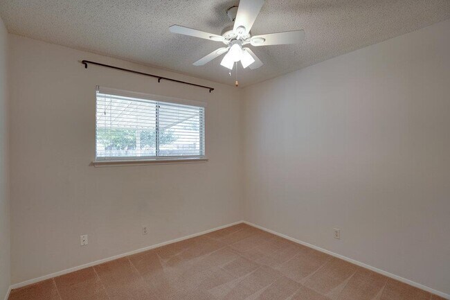 Building Photo - 4601 Gray Fox Dr