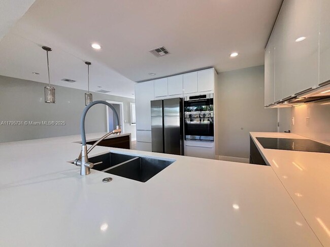 Building Photo - 401 S Highland Dr