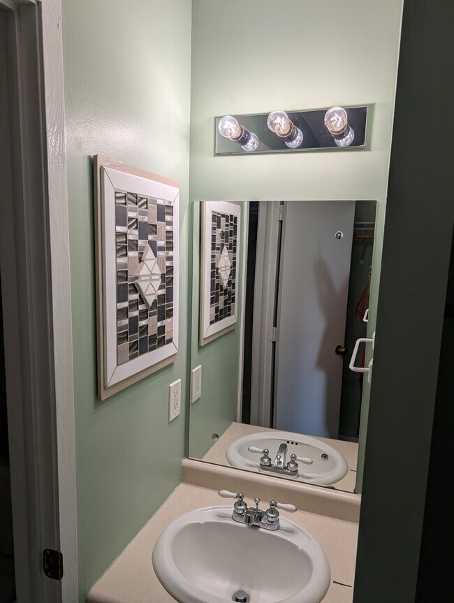 Ensuite Sink & Medicine Chest - 122 Demont Avenue East